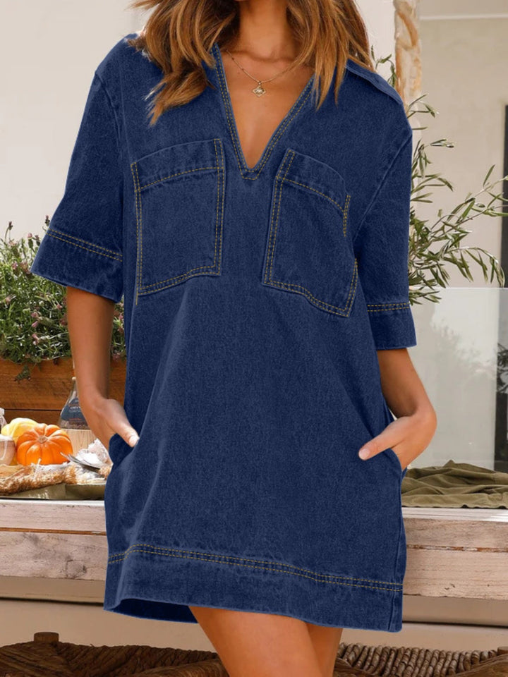 Robe en denim élégante et ample pour femme, pièce mode essentielle pour un style polyvalent et moderne.