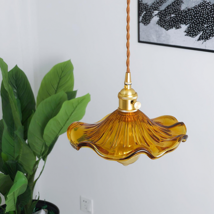 Éclairage LED décoratif, suspension fleur en verre, apporte une touche florale.