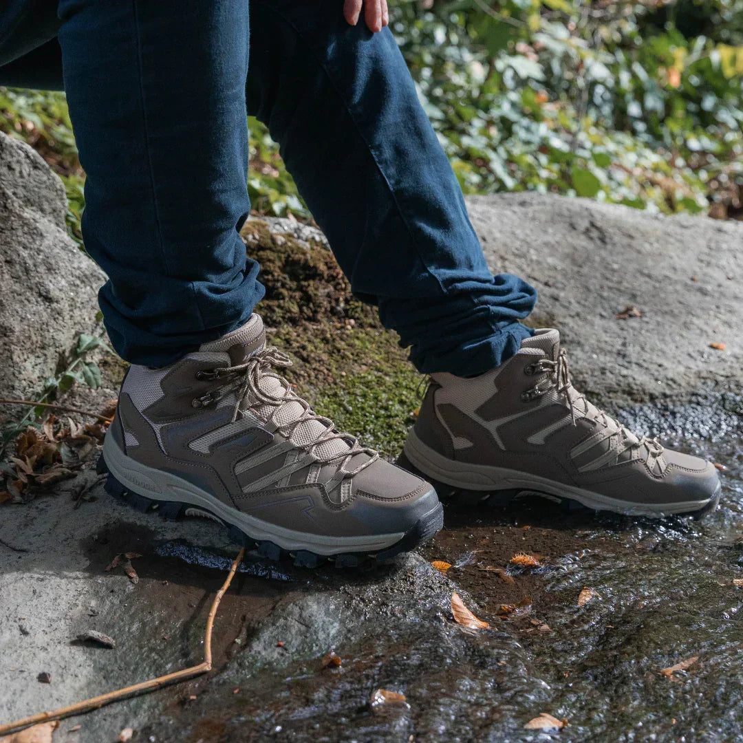 Vue d'ensemble: Chaussures de randonnée femme, imperméables et robustes pour l'aventure.