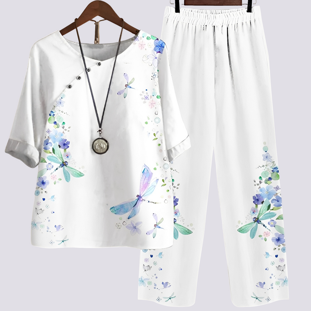 Vue d'ensemble de l'ensemble femme à motif élégant, un look tendance et agréable à porter.