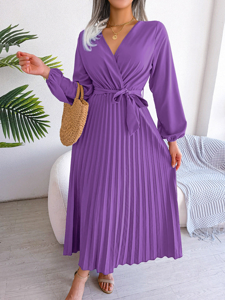 Vêtement femme élégant: Robe maxi plissée avec ceinture, parfaite pour une tenue de soirée raffinée.