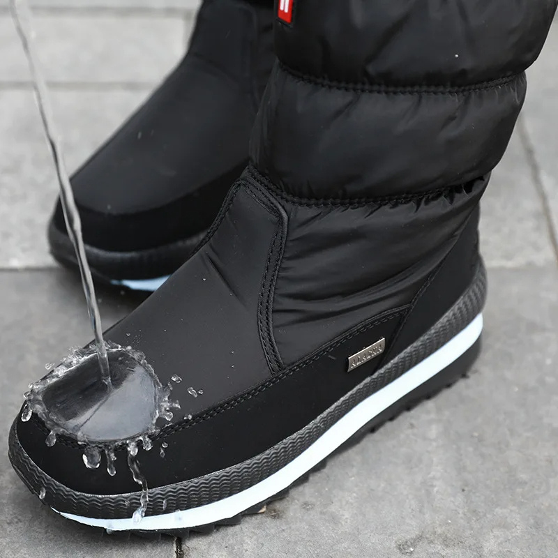 Bottes de neige imperméables femme Nova, parfaites pour l'hiver. Chaudes, antidérapantes et pratiques avec zip.