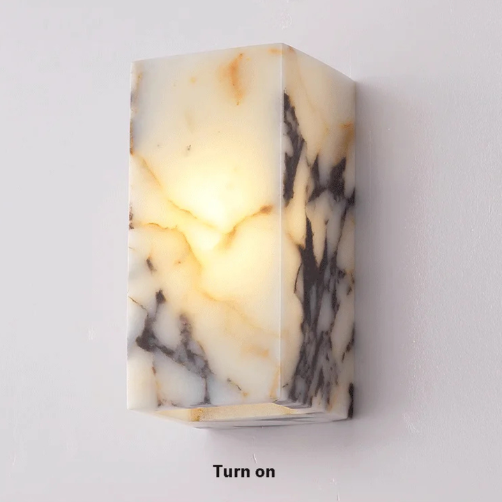 Gros plan applique murale LED en marbre naturel, surface lisse, lumière chaude, style scandinave élégant.