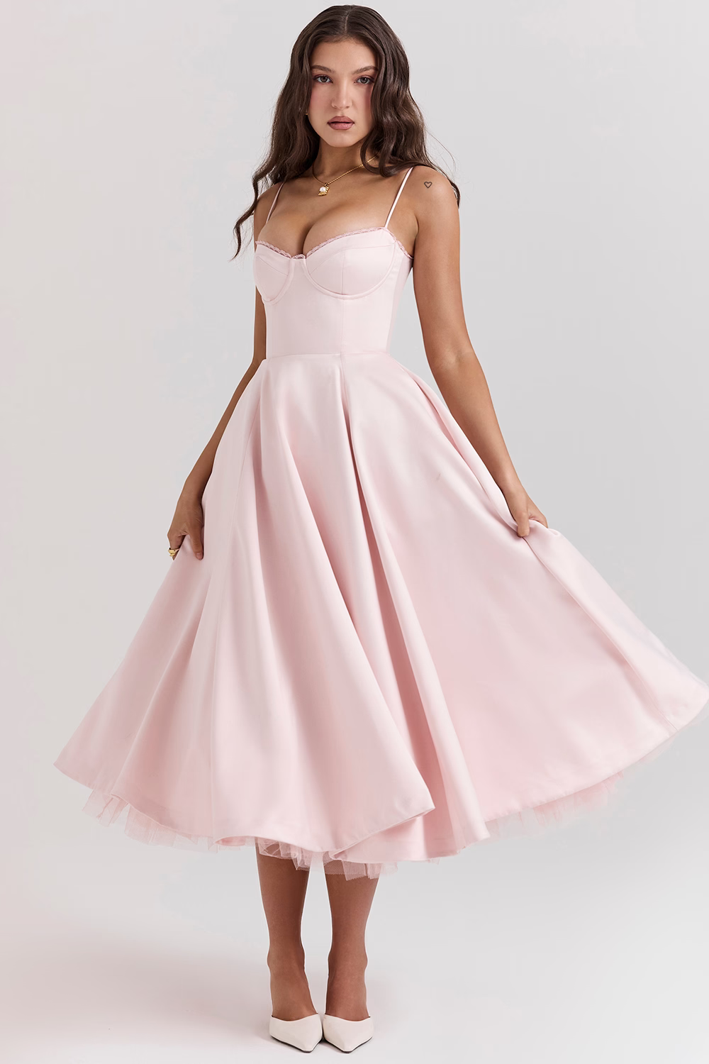 Robe femme sophistiquée Sophia, modèle sculptant pour sublimer votre silhouette en soirée.