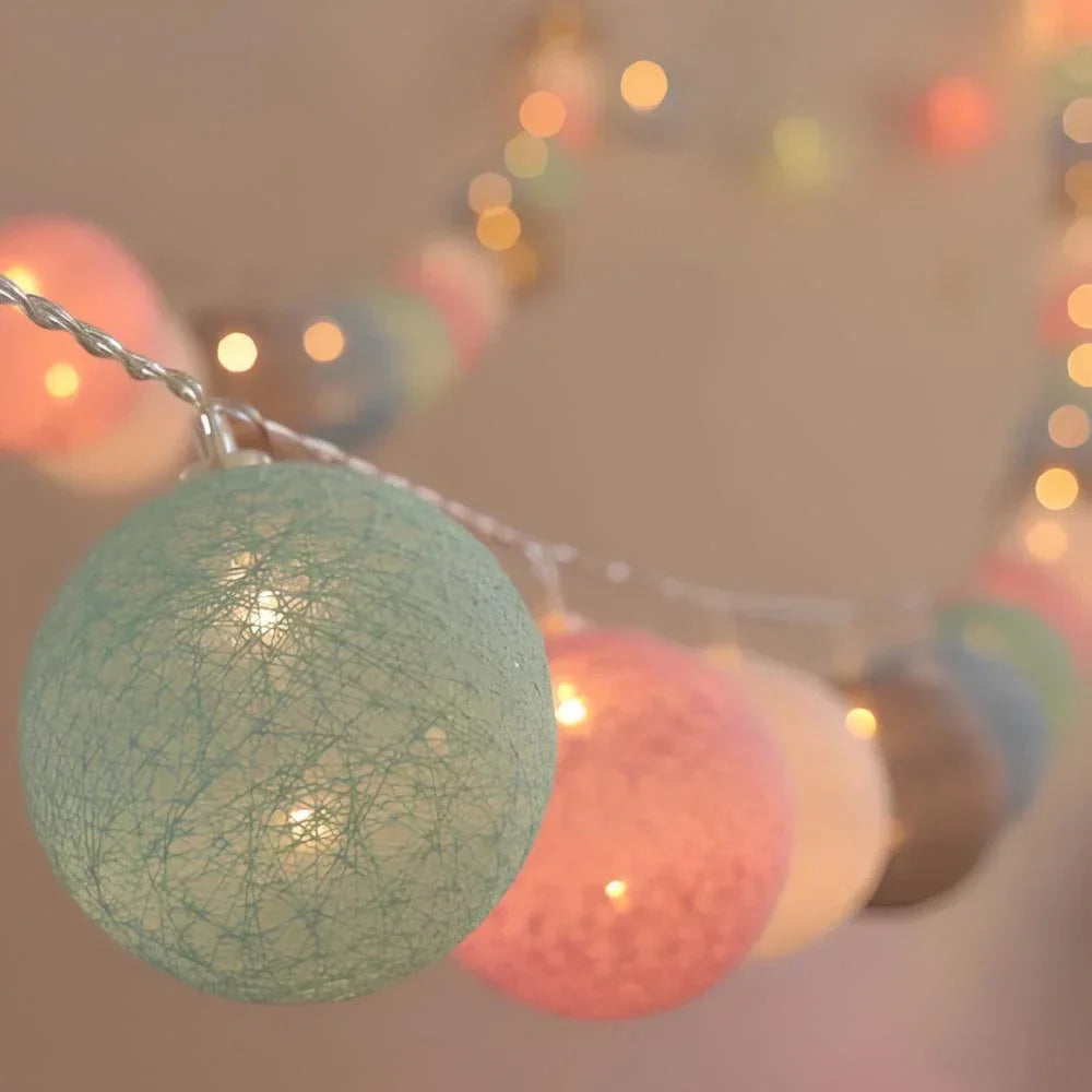 Guirlande de Noël ou de fête : boules de coton lumineuses LED pour une ambiance joyeuse.