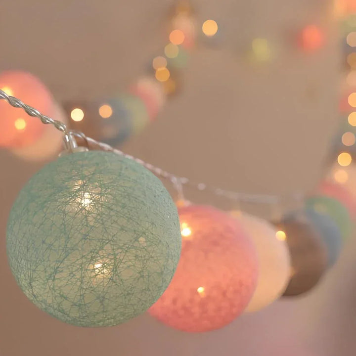Guirlande de Noël ou de fête : boules de coton lumineuses LED pour une ambiance joyeuse.