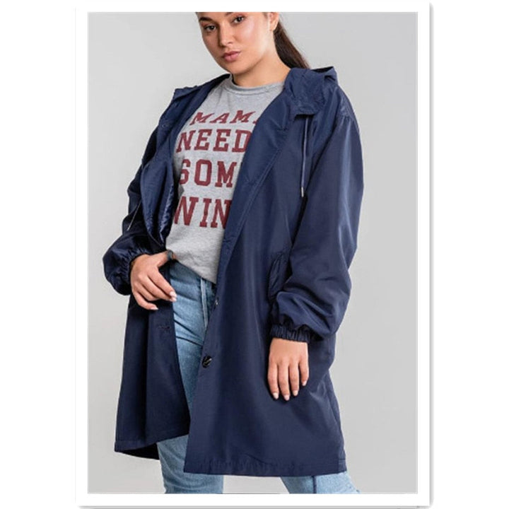 Capuche ajustable d'un manteau de pluie femme, protection optimale et look chic assuré contre les intempéries.