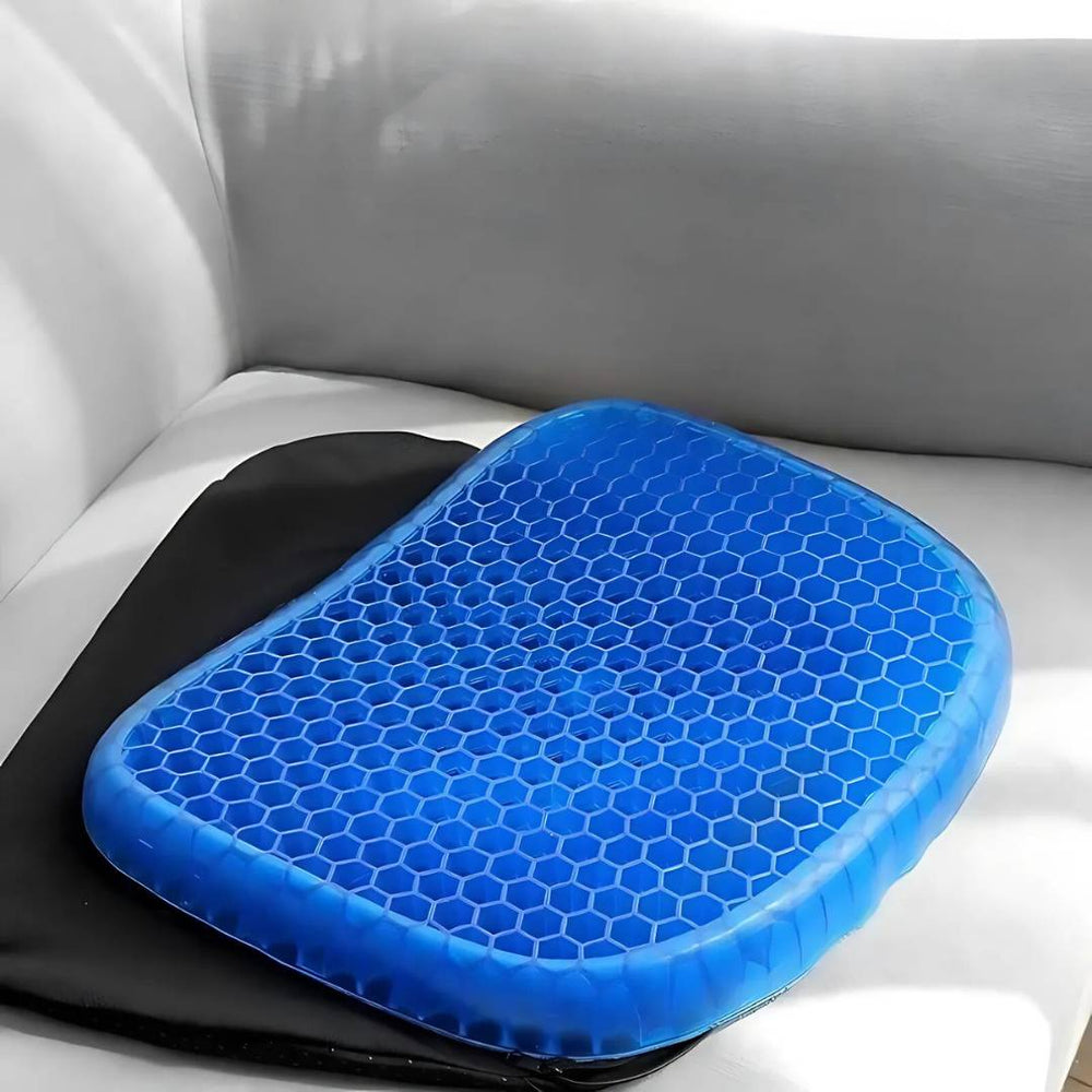 Coussin de siège en gel ergonomique sur chaise de bureau pour un confort lombaire et coccygien optimal.