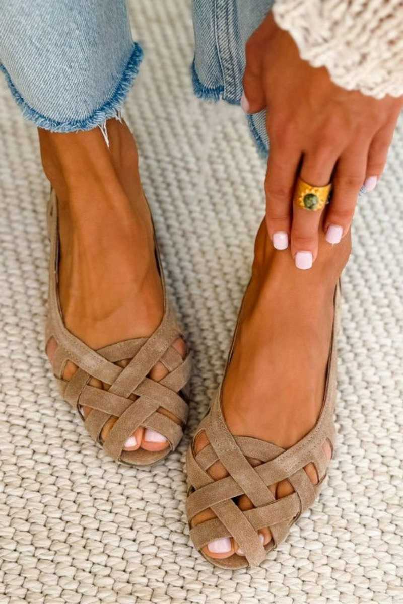 Sandales plates tressées femme, parfaites chaussures de plage pour un été stylé.