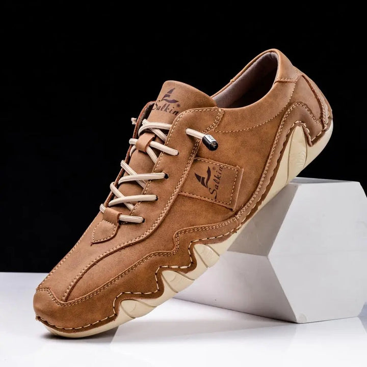 Gros plan sur les chaussures hommes orthopédiques, synonymes de confort, soutien et durabilité.