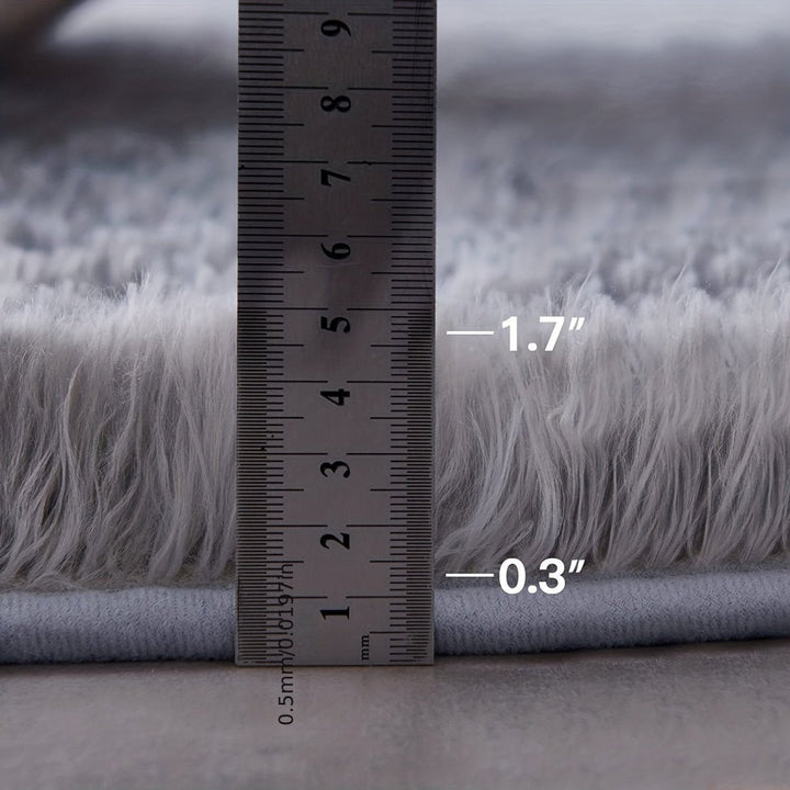 Grand tapis rond fluffy Clouda pour chambre à coucher, ajoute chaleur et douceur.