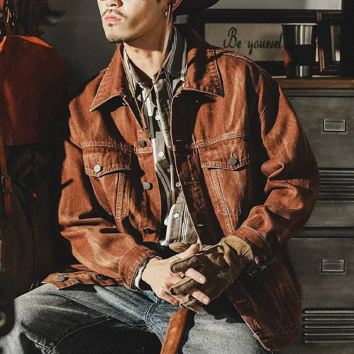 Veste en jean marron pour homme avec détails de boutons. Un essentiel de mode masculine, parfaite pour automne.