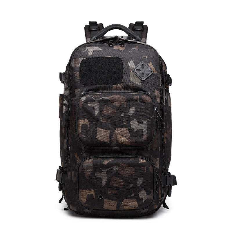 Sac à dos extensible TravelPack gris clair, pratique pour un voyage de week-end ou une utilisation quotidienne.