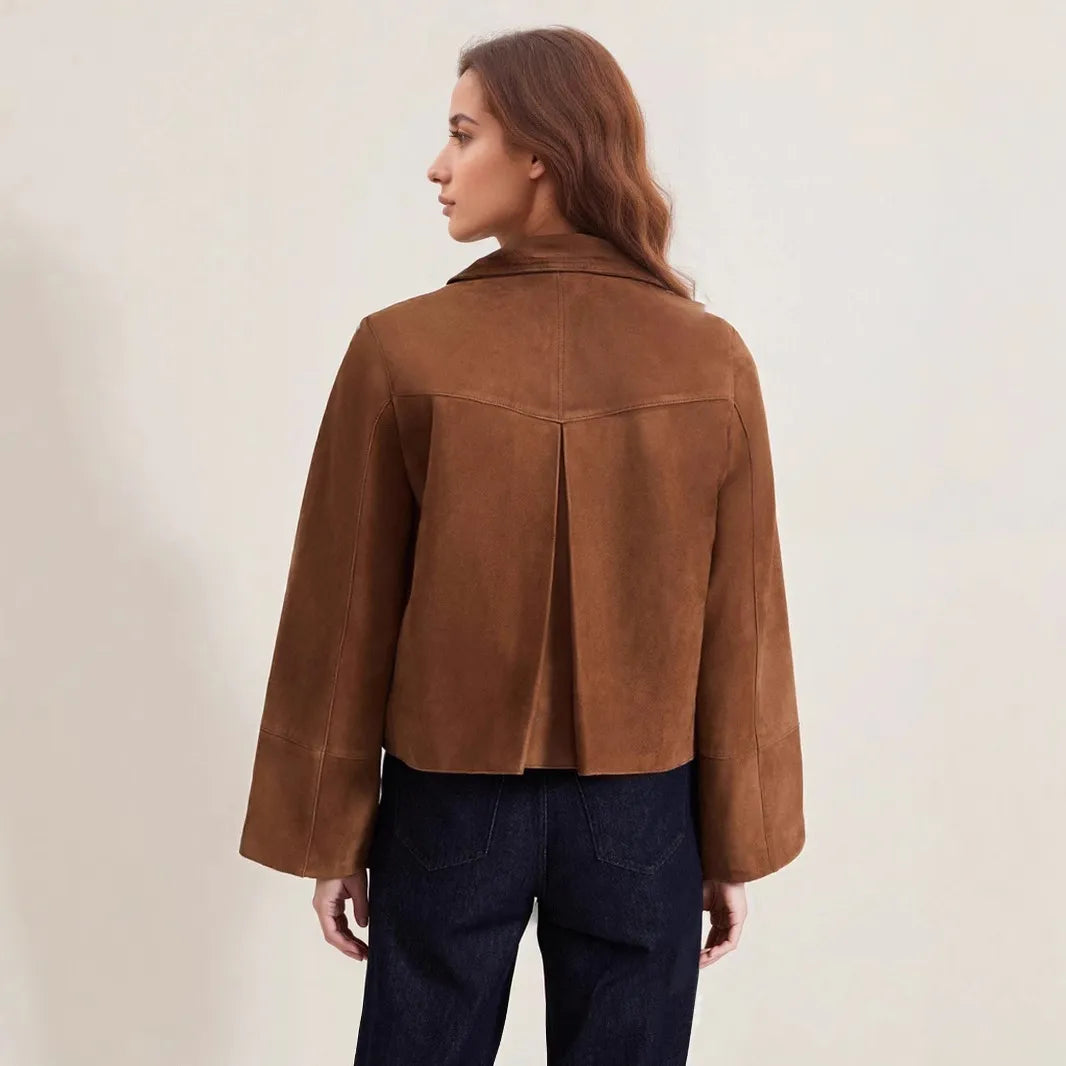 Veste femme chic à coupe courte, design moderne avec poches. Parfaite pour un look élégant ou décontracté automne.