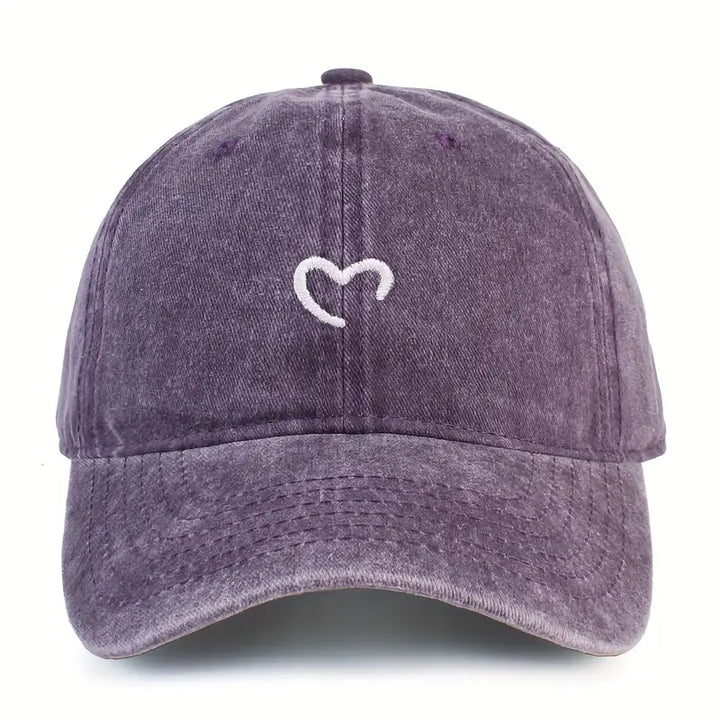 Casquette femme brodée d'un cœur, style minimaliste. Chapeau décontracté ajustable, accessoire mode.