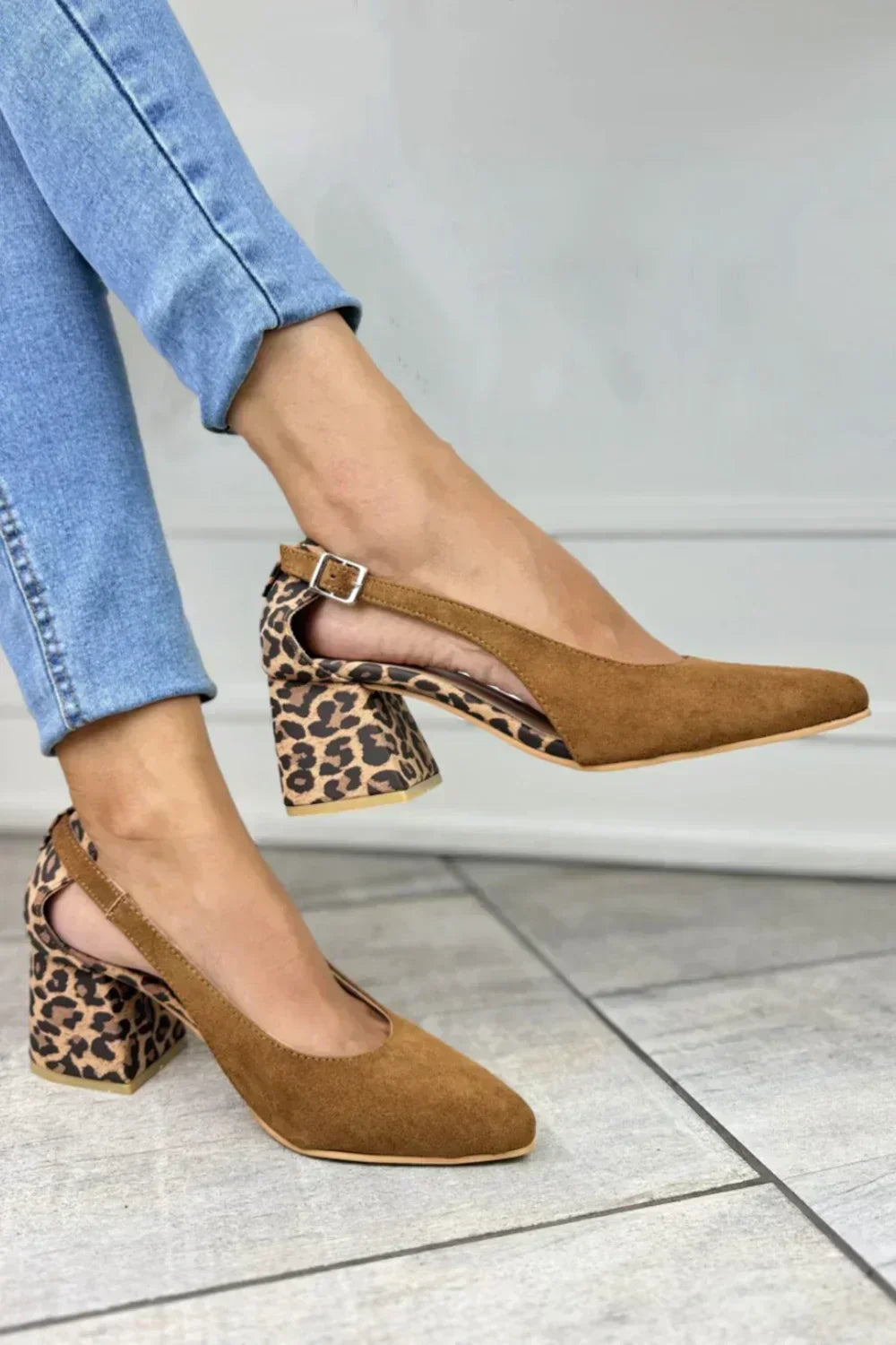 Chaussures d'été femme à talon large et imprimé, bout fermé et dos ouvert. Marron clair, élégantes et très confortables.