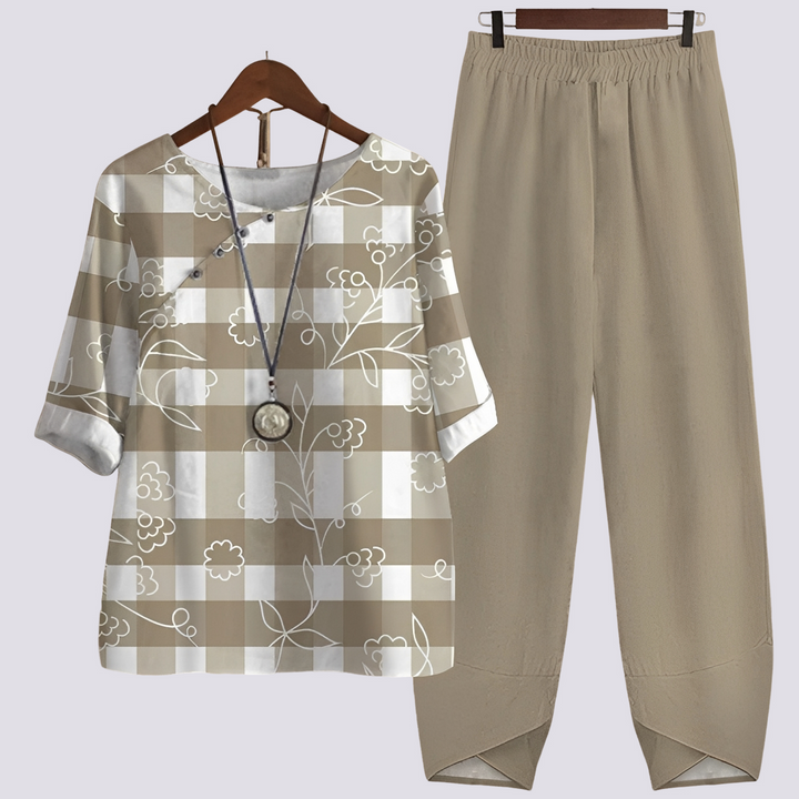 Tenue féminine décontractée et chic avec motif, idéale pour les loisirs et la mode estivale.