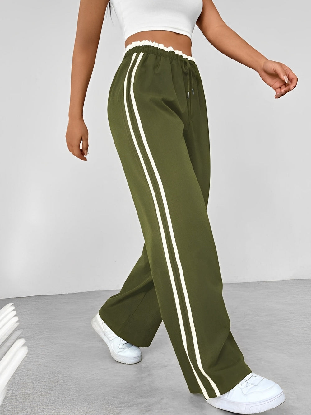 Pantalon femme ample coupe droite confortable, style décontracté urbain pour mode tendance estivale.