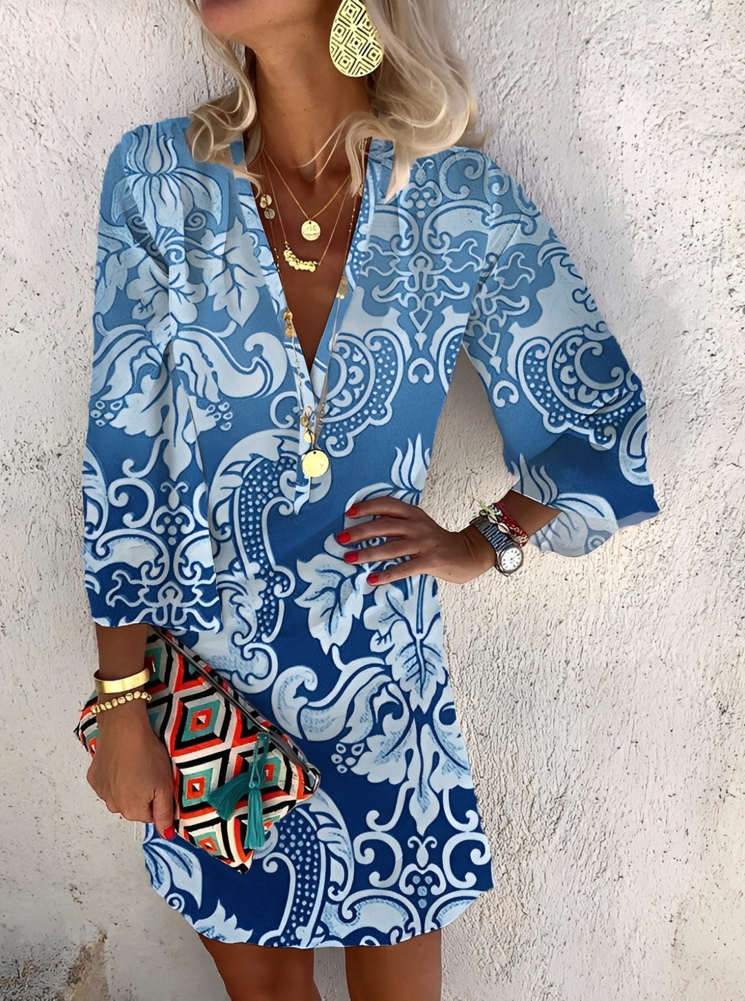 Robe mini bohème élégante pour femme, tissu léger et fluide, idéale pour l'été et les vacances décontractées.