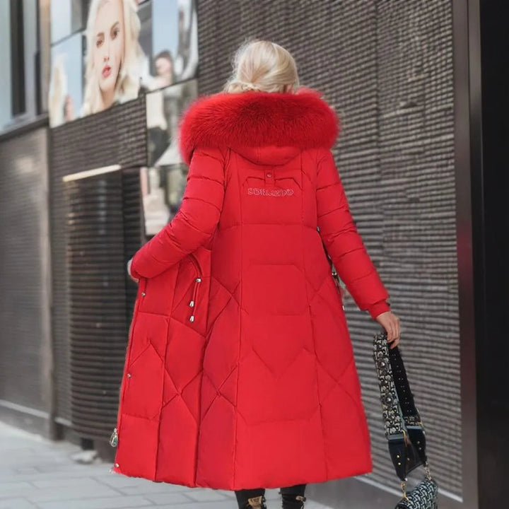 Manteau long matelassé femme avec capuche, idéal pour l'hiver froid.