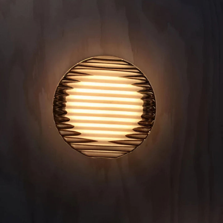 Éclairage de sécurité LED rond pour escaliers, design mural discret, intérieur moderne et élégant.