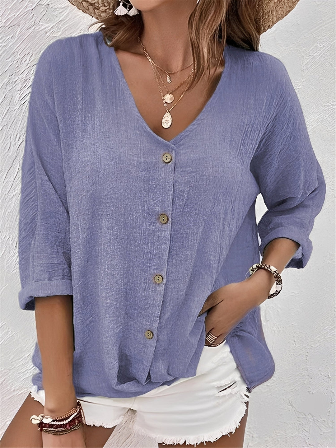 T-shirt à col V pour femme, en tissu doux. Un essentiel confortable et stylé pour vos tenues d'été.