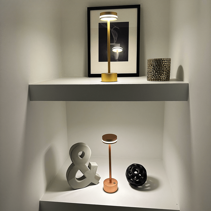 Lampe de table design en aluminium brossé, LED sans fil dimmable, contrôle tactile pour ambiance.