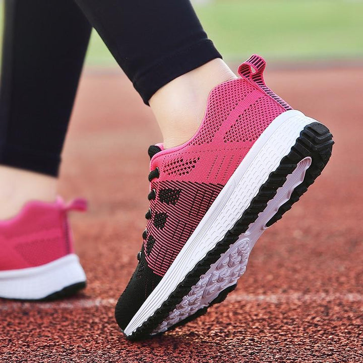 Chaussures de marche femme respirantes, idéales pour le sport et activités de plein air.