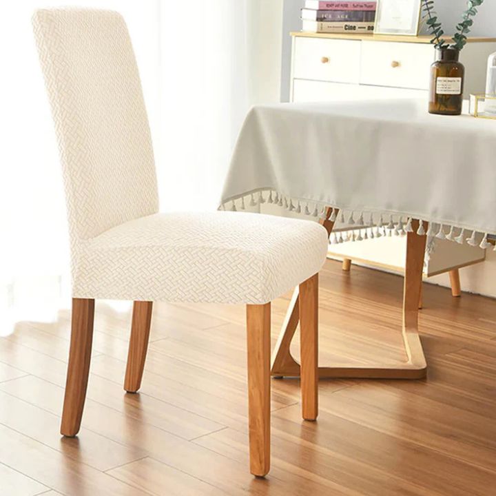 Housse de chaise moderne bleue, élastique et imperméable. Parfaite pour protéger et embellir votre salle à manger.
