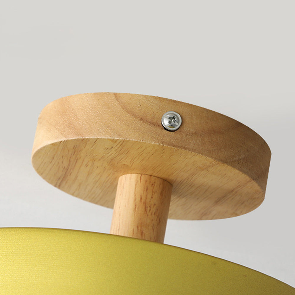 Plafonnier scandinave en bois, teintes pastel. Éclairage LED ambiance.