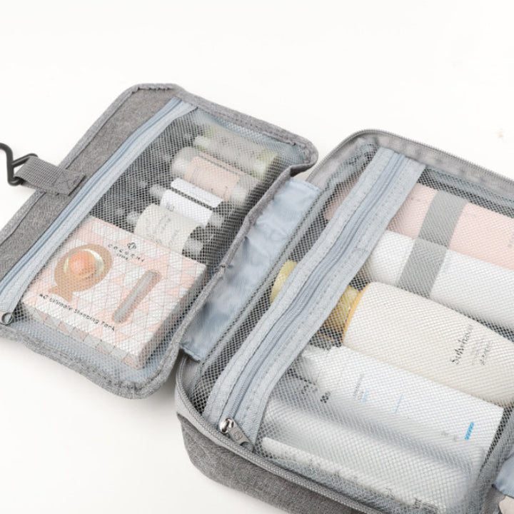 Organisateur étanche pour cosmétiques et accessoires, assurant un rangement sûr en voyage.