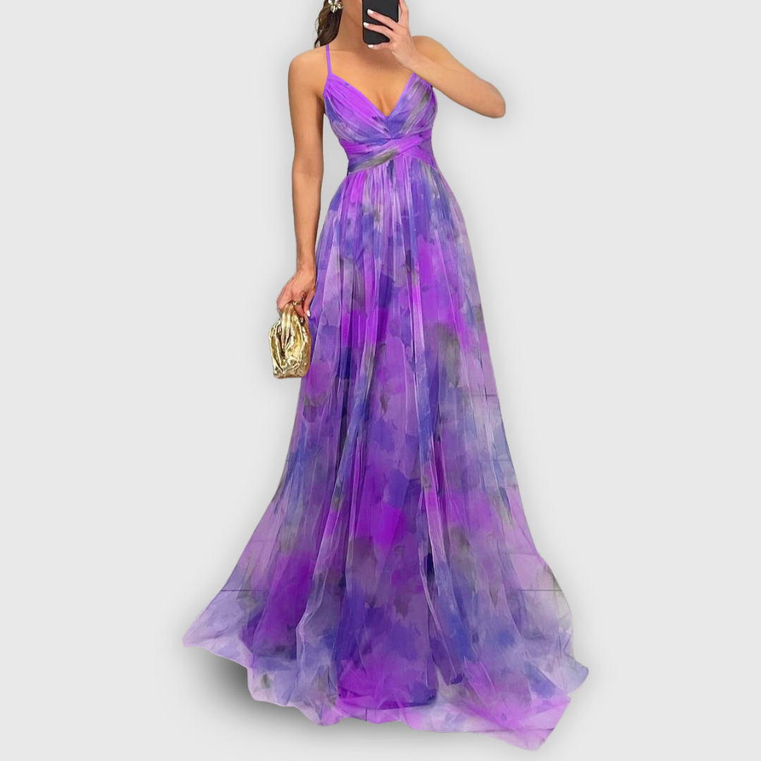 Femme portant la robe maxi Dora fleurie, silhouette fluide et élégante, style mode été.