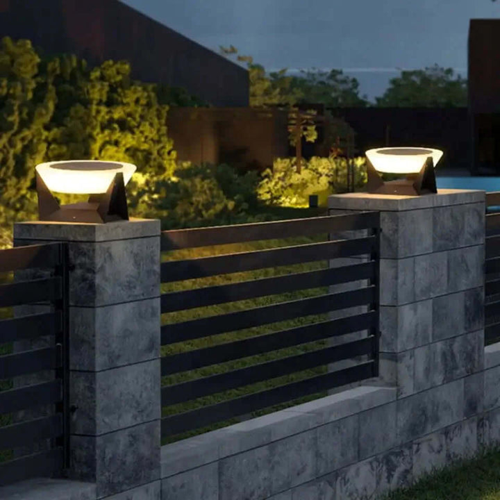 Borne solaire LED pour jardin, éclairage extérieur résistant aux intempéries, énergie verte et durable.