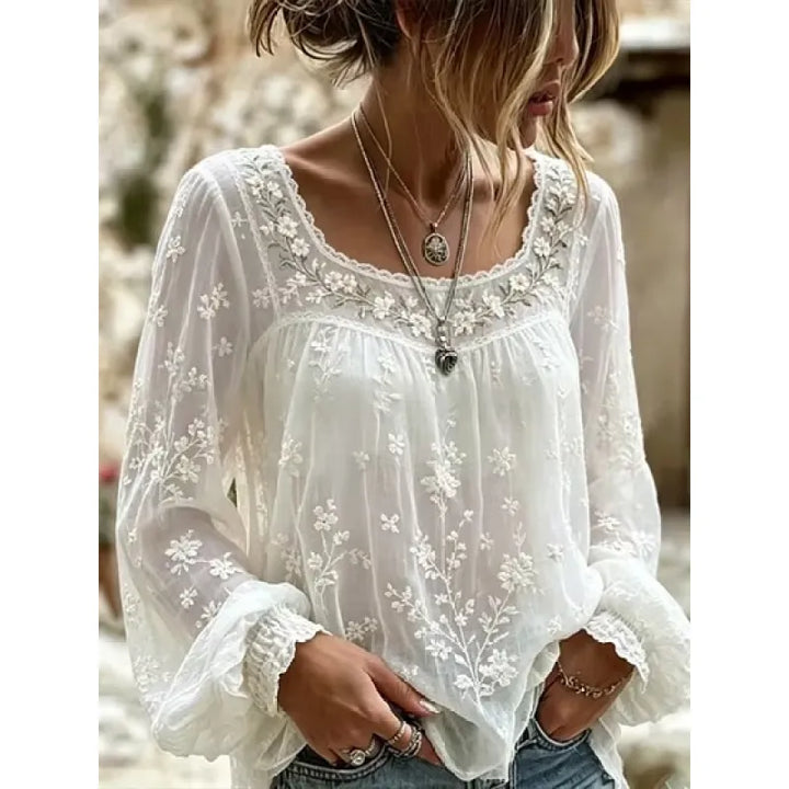 Blouse femme manches longues, coupe décontractée. Broderie florale pour un style printanier chic et confortable.