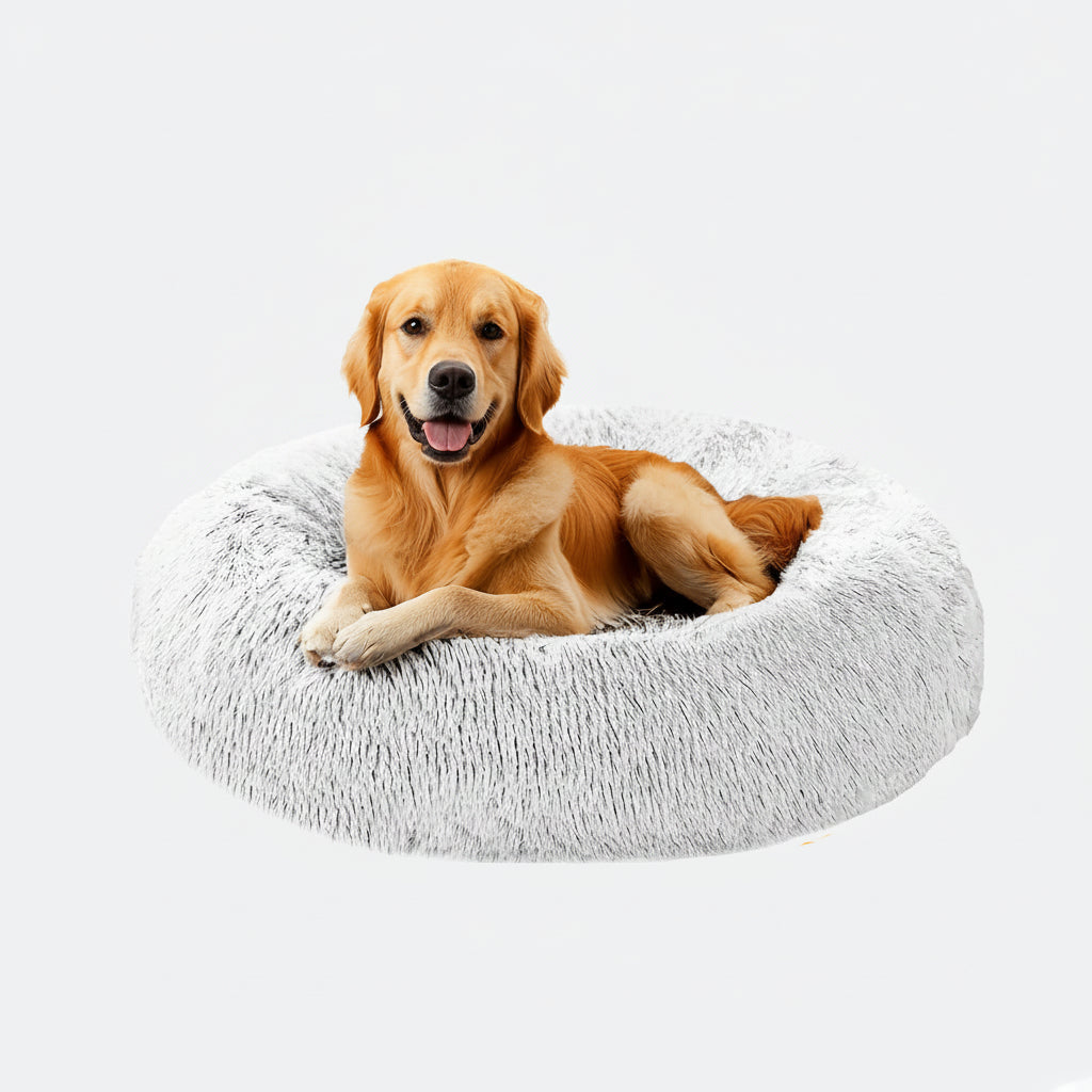 Lit cocooning vide en fausse fourrure grise, invitant au repos pour chiens et chats.