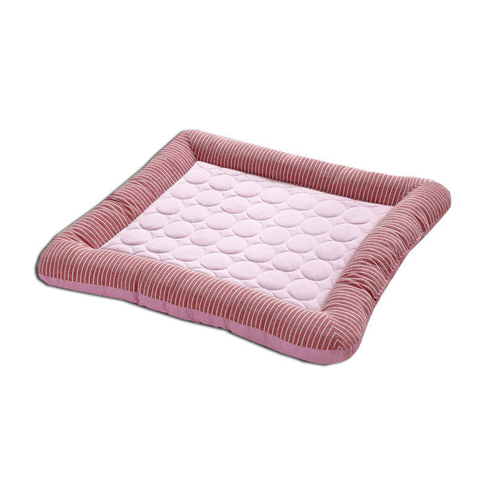 Tapis rafraîchissant non toxique et respirant, essentiel pour le bien-être de votre chien ou chat en été.