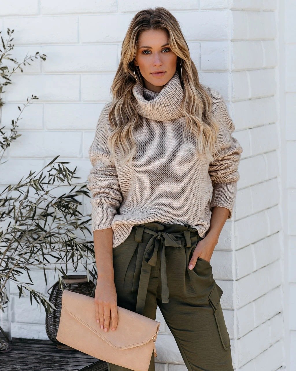 Pull femme col roulé en maille douce, coupe ample. Parfait pour rester au chaud avec style durant l'hiver.
