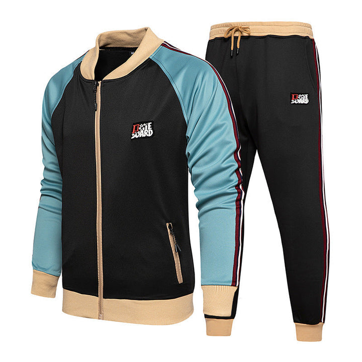 Homme portant un ensemble de sport athlétique vert militaire, comprenant une veste et un pantalon, idéal pour la performance.