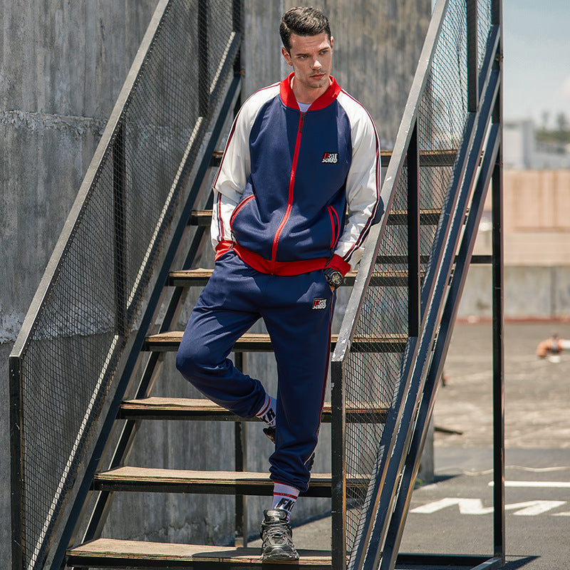 Ensemble de sport homme élégant bleu marine, survêtement athlétique confortable avec veste et pantalon pour performance.