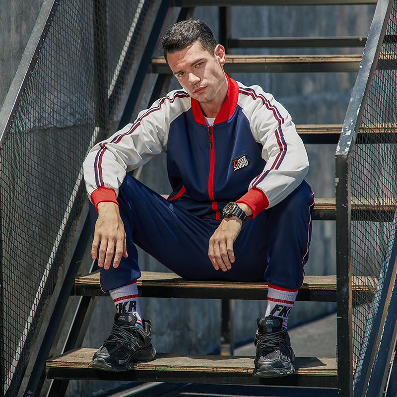 Survêtement homme athlétique vert militaire. Veste zippée et pantalon de sport confortables pour entraînement décontracté.