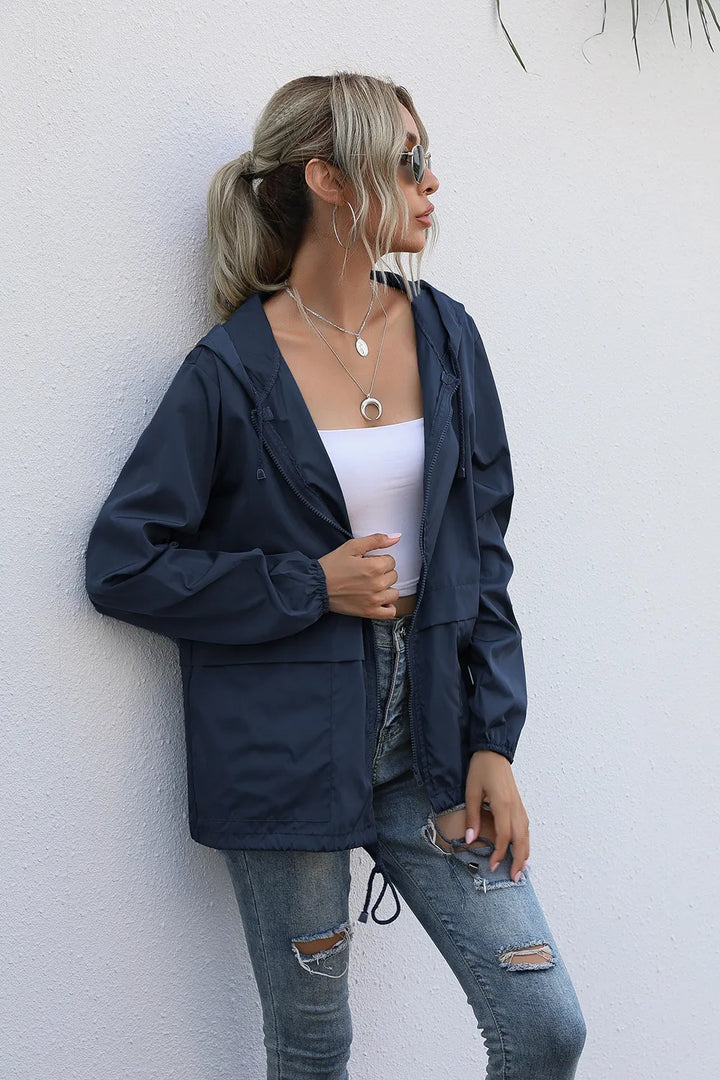 Veste de randonnée femme ultra-légère et compacte, facile à transporter pour vos voyages et sorties sportives.