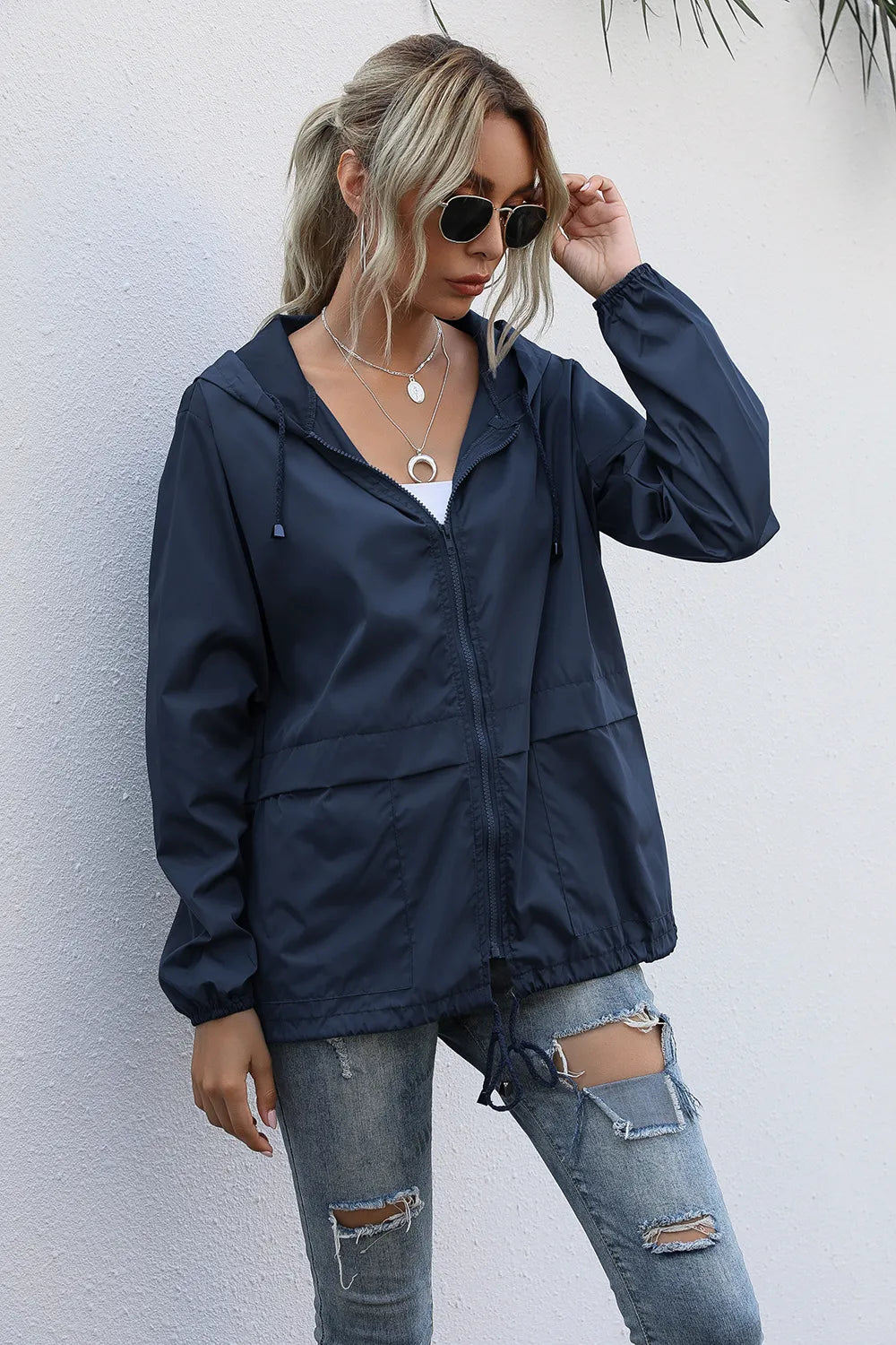 Modèle randonnant avec une veste légère femme, protection coupe-vent et imperméable. Idéale pour l'automne.