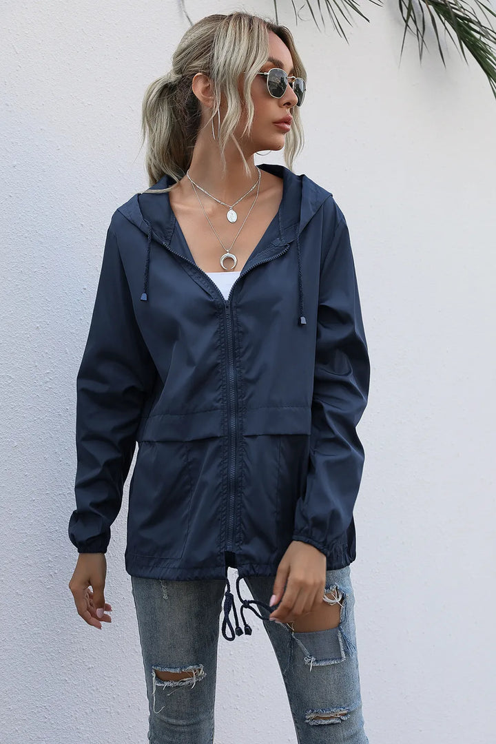 Tissu technique d'une veste imperméable femme, résistant à l'eau et au vent. Confort léger pour le sport.