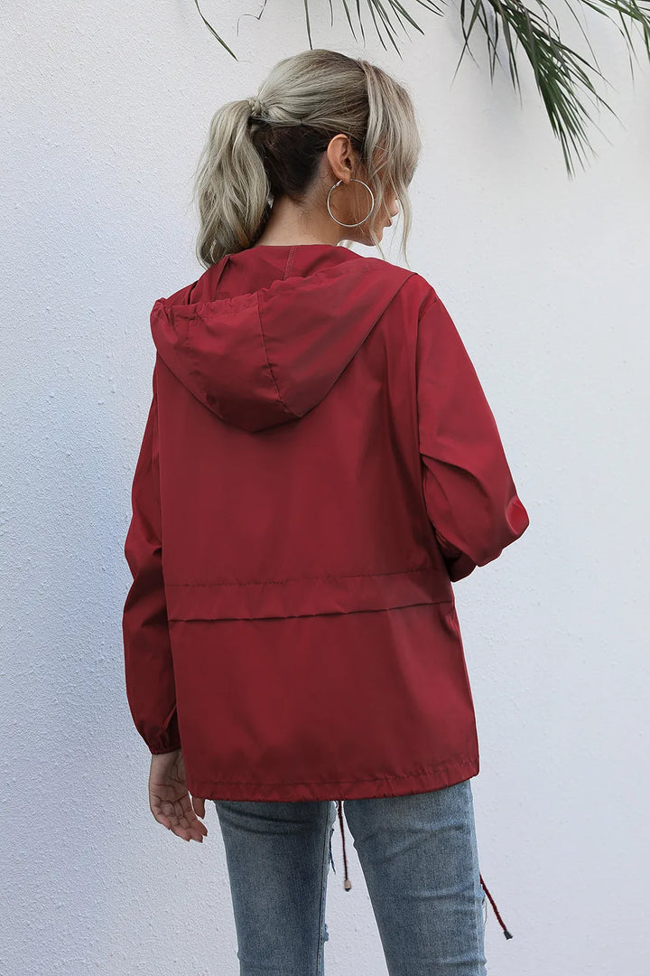 Vue arrière d'une veste coupe-vent femme, parfaite pour la randonnée et les activités extérieures. Protection optimale.
