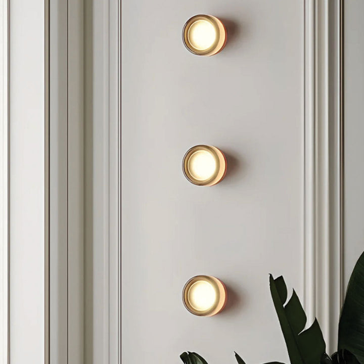 Luminaire mural LED design pour salon, crée une lumière d'ambiance moderne et accueillante.