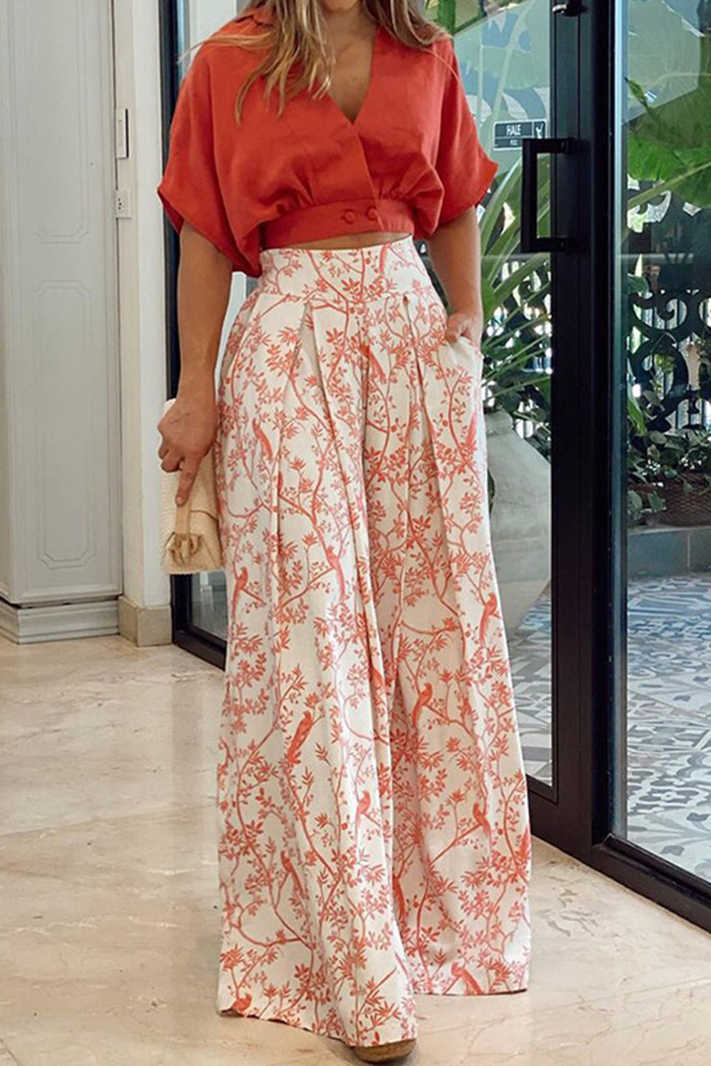 Ensemble deux pièces femme: pantalon palazzo et haut à manches bouffantes, silhouette élégante et décontractée.