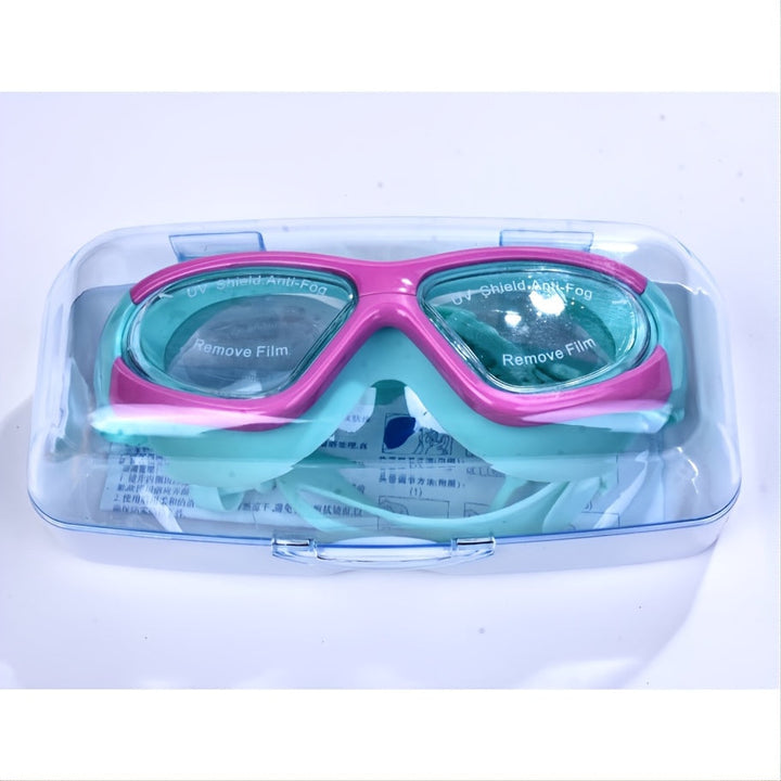 Enfant heureux avec lunettes natation anti-buée, grand cadre, vision claire, protection UV.