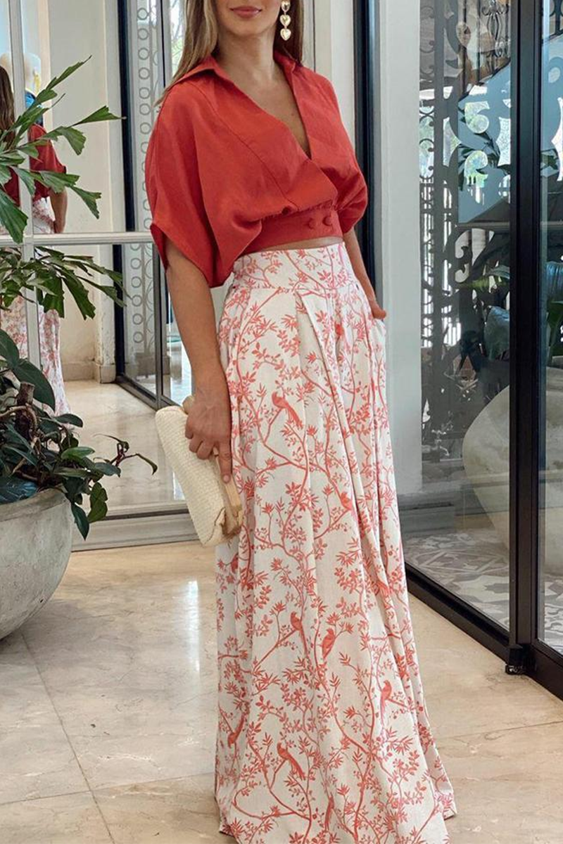 Ensemble femme deux pièces élégant et confortable: pantalon palazzo fluide, haut à manches bouffantes. Mode féminine chic.