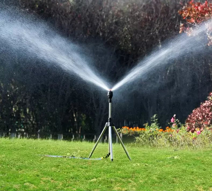 Équipement de jardin: arroseur rotatif automatique sur trépied pour un arrosage complet et uniforme.