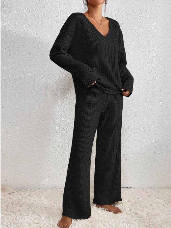 Ensemble loungewear femme en maille confortable. Pull col V et pantalon doux pour un look chic.